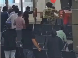 Hindistan hava limanında çaxnaşma: Hərbçi bu səbəbdən işçini döydü