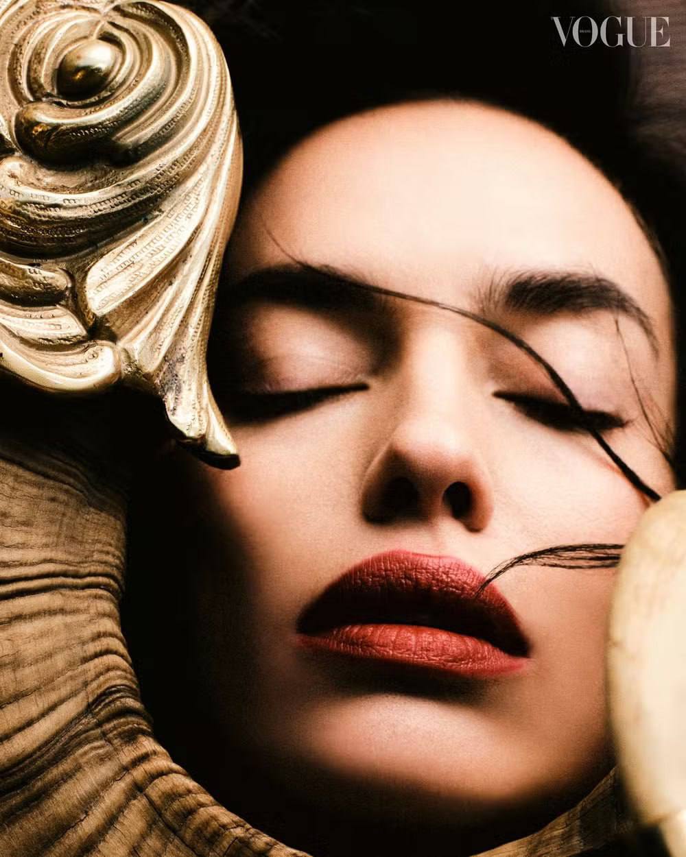 İrina Şeyk "Vogue"nin üz qabığında - FOTOLAR