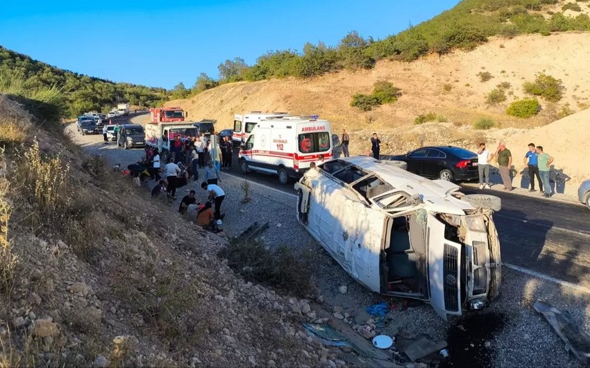 Türkiyədə ağır yol qəzası olub, 19 nəfər xəsarət alıb