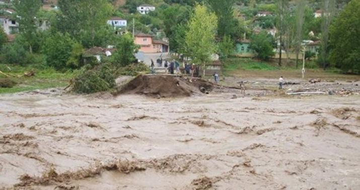 Hindistanda daşqınlar və torpaq sürüşmələri nəticəsində ölənlərin sayı 240-a çatıb
