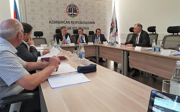 İki vəkilə xəbərdarlıq edildi, birinin fəaliyyəti dayandırıldı