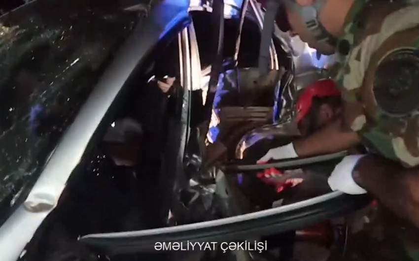 Maşını ağaca çırpan sürücü belə xilas edildi - Video