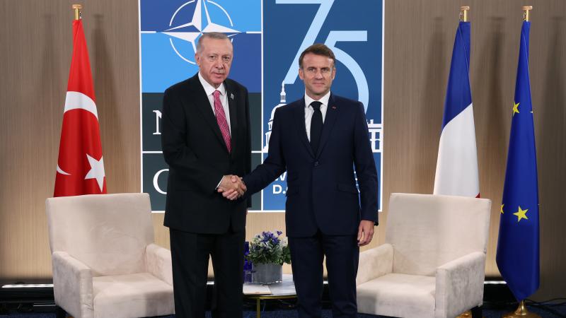 Ərdoğan Makronla telefonla danışdı