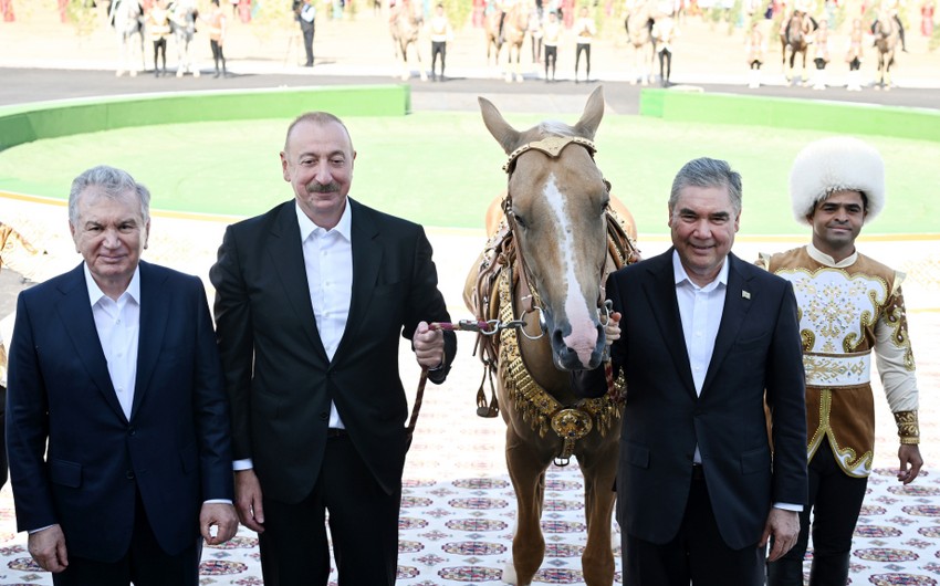 Azərbaycan Prezidenti İlham Əliyevə “Axaltəkə” atı hədiyyə edilib - FOTOLAR