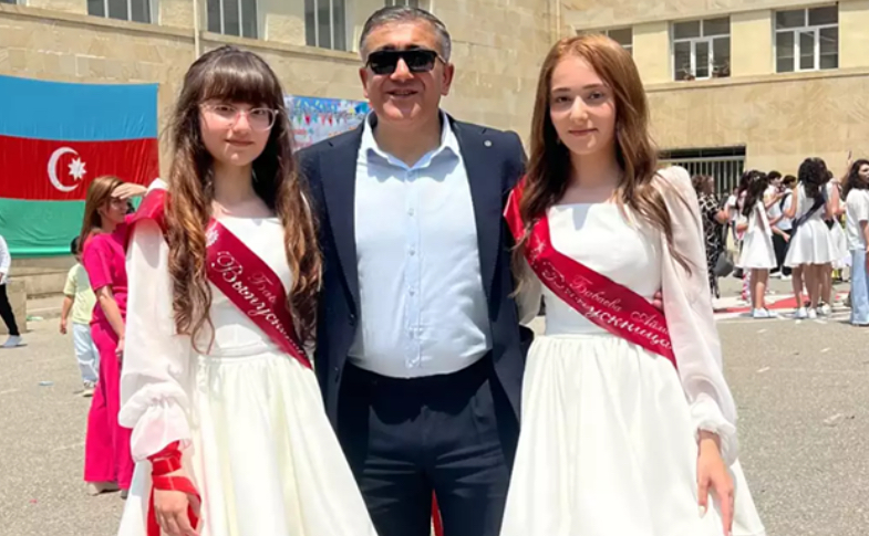 Aktyorun hər iki qızı tələbə oldu