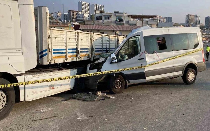 Türkiyədə şagirdləri daşıyan mikroavtobus qəzaya düşdü - ölən və yaralananlar var