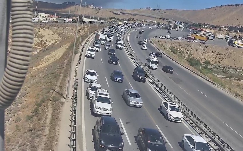 Sürücülərin “Sədərək”dəki yanğına baxması səbəbindən bu yolda sıxlıq yaranıb