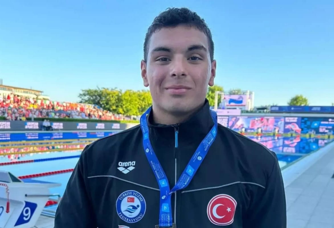 Türkiyəni təmsil edən azərbaycanlı üzgüçü dünya çempionu oldu