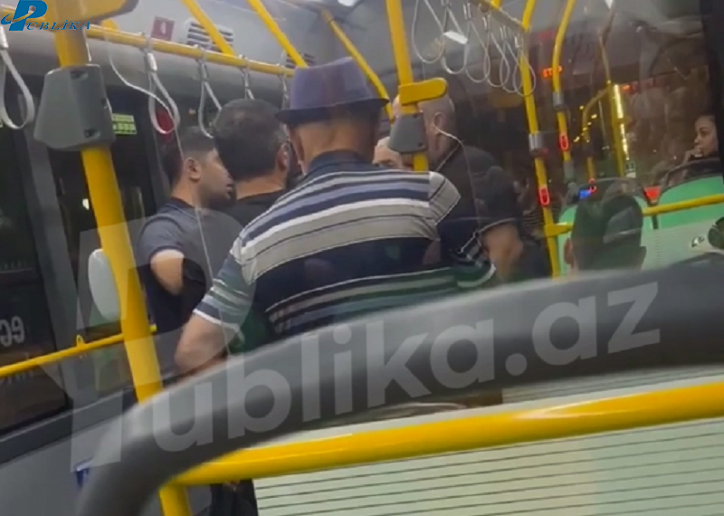 Avtobusda sürücü və sərnişin arasında ƏLBƏYAXA DAVA - VİDEO