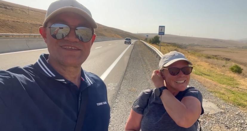 Deputat turistlə birlikdə Qobustandan Bakıya piyada gəlir - VİDEO
