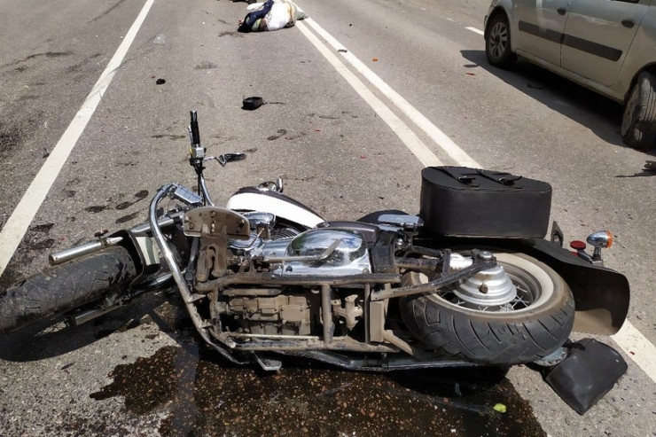 Bakıda maşın motosikletlə toqquşdu - ölən var