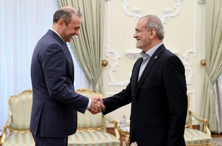 Məsud Pezeşkian Armen Qriqoryanla Tehran və İrəvan arasındakı münasibətləri müzakirə edib