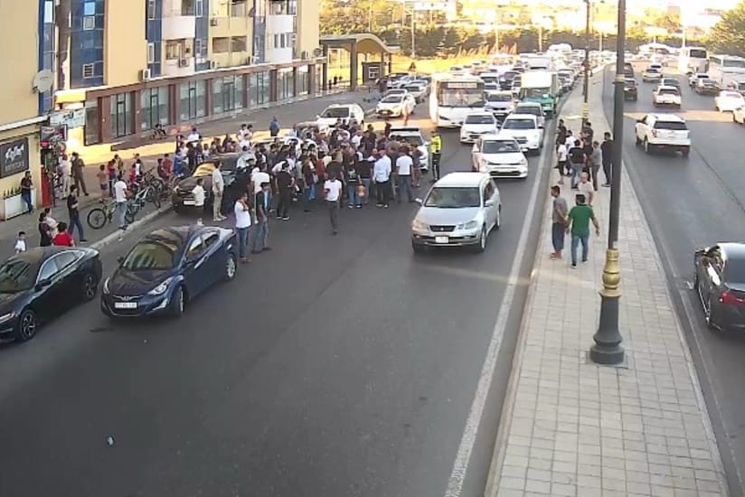 Bakıda avtomobil piyadanı vurub, yolda sıxlıq yaranıb