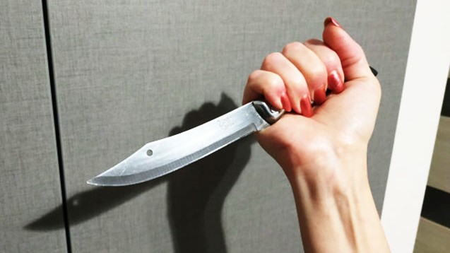 Cəlilabadda bacı qardaşını BIÇAQLADI
