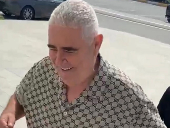 "Şərurlu İsfəndiyar" həmişə geyindiyi köynəyin qiymətini AÇIQLADI