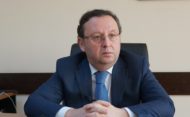 Rektorun deputat oğlu atasının dediklərini izah etdi - "Atam işə çıxır"