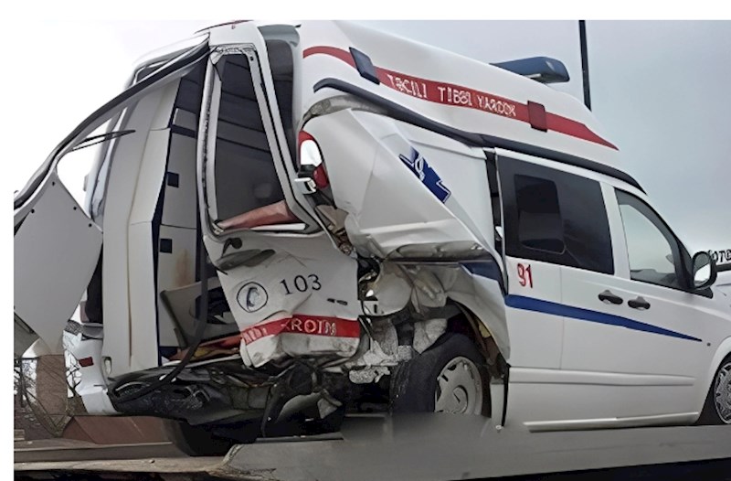 Şəmkirdə təcili yardım maşını körpüdən aşdı - Yaralılar var