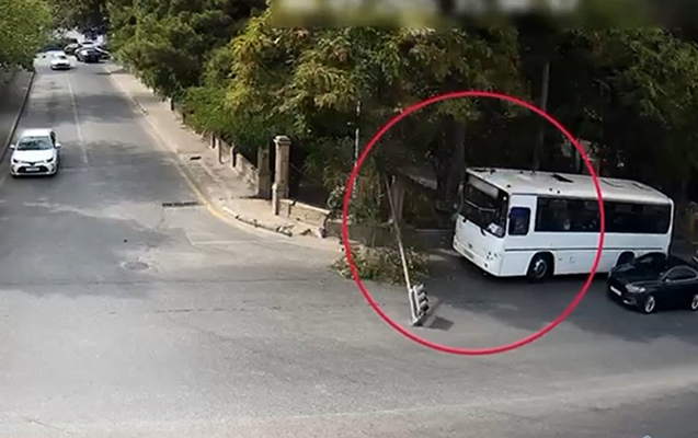 Avtobusu elə sürdü ki, işıqforu kökündən çıxardı - VİDEO
