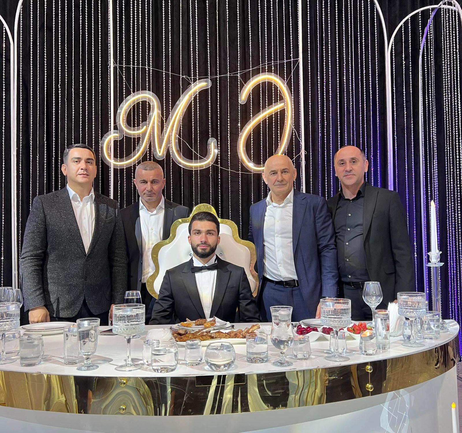 Futbolçular Musa Qurbanlının toyunda - VIDEO