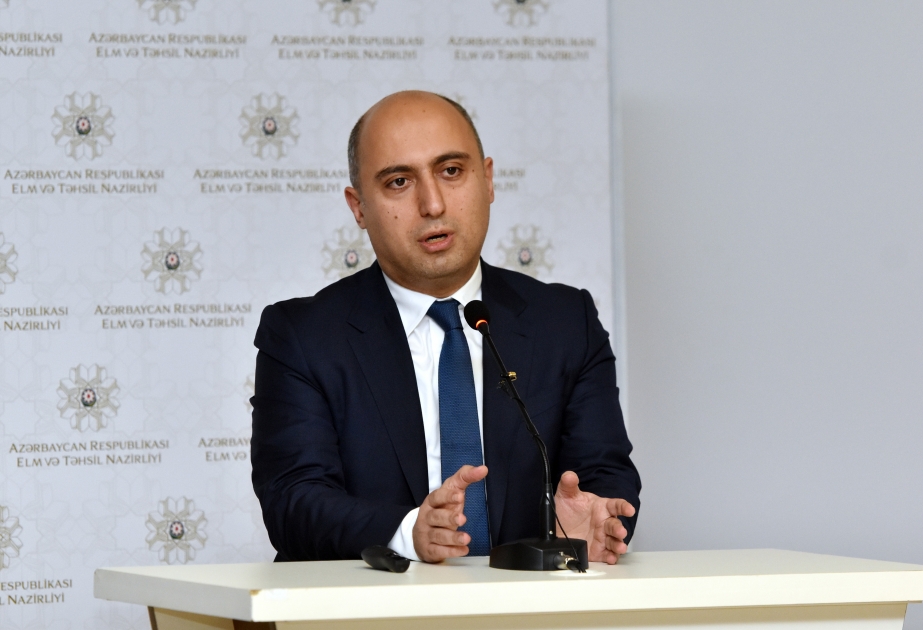 "Şagirdlərin əksəriyyətində oxuyub-anlama problemi var" - Emin Əmrullayev