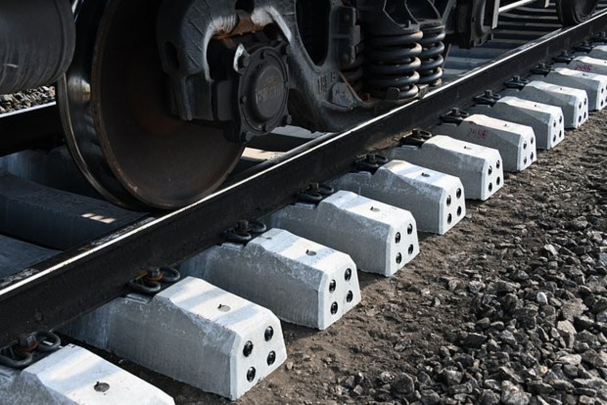 Leninqradda iki qatar relsdən çıxıb, maşinist ölüb