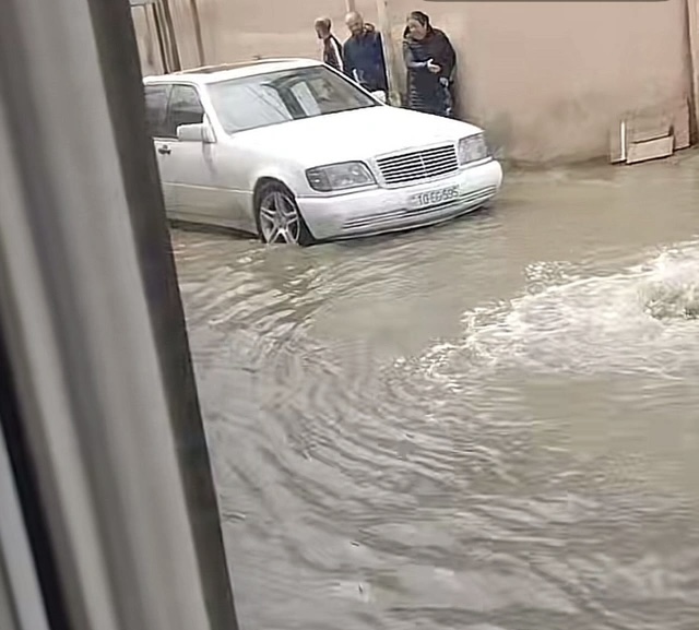 Xırdalanda küçələri su basdı: Çətinlik yarandı