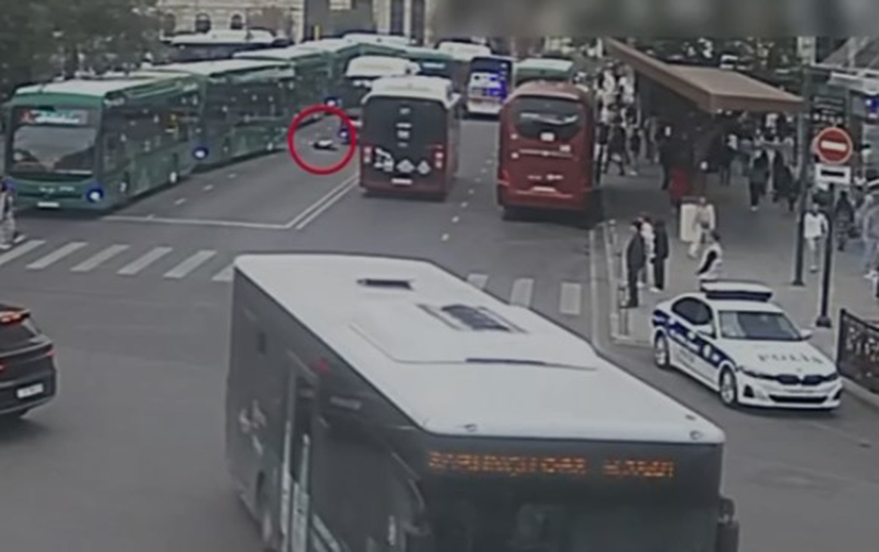 “28 May”da avtobusun qadını vurduğu hadisənin - VİDEOSU