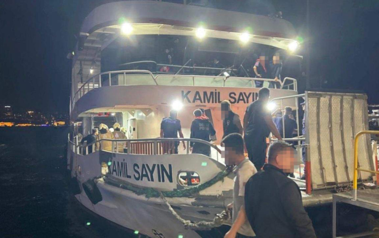 İstanbulda sərnişin bərəsi gəmi ilə toqquşdu - Xəsarət alanlar var