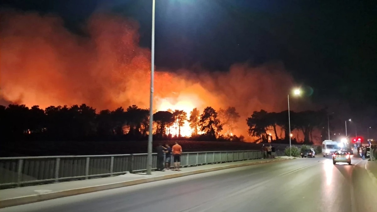 Turistlər Antalyadakı hotellərdən təxliyə olunurlar