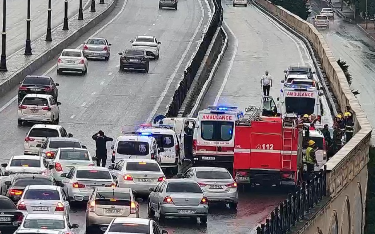 Babək prospektindəki qəza sıxlığa səbəb oldu