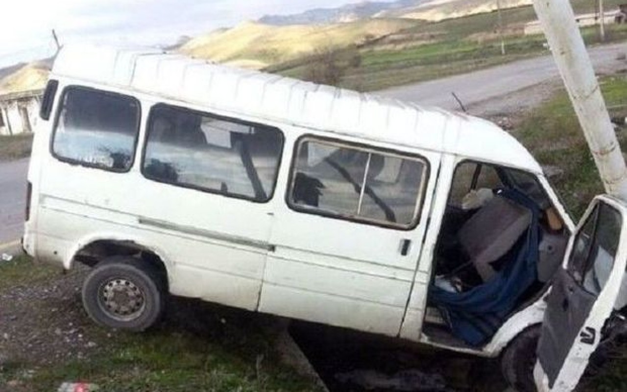 Müəllimləri daşıyan mikroavtobus aşdı - 20 yaralı var
