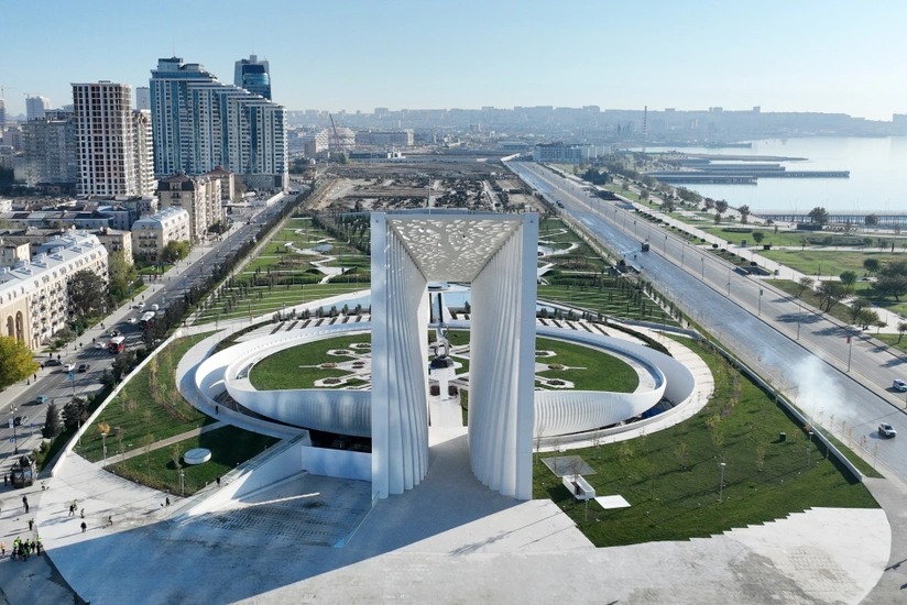 Dövlət və hökumət rəsmiləri Zəfər parkını ziyarət edib