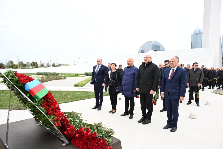 Rəsmilər Zəfər abidəsini ziyarət edir - FOTOLAR