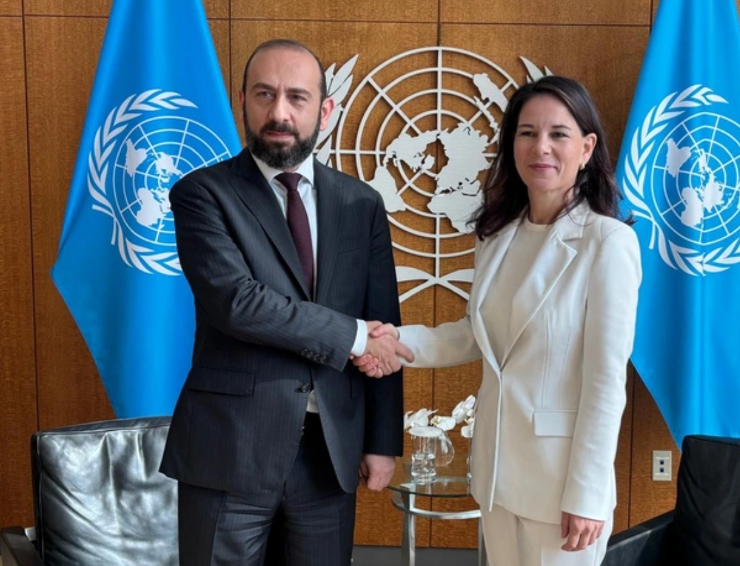 Berbok və Mirzoyan Bakı-İrəvan sülh prosesini müzakirə edib