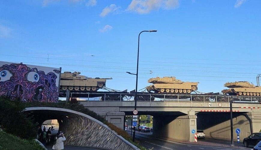 ABŞ zirehli texnikaları Rusiya sərhədinə gətirildi - FOTO