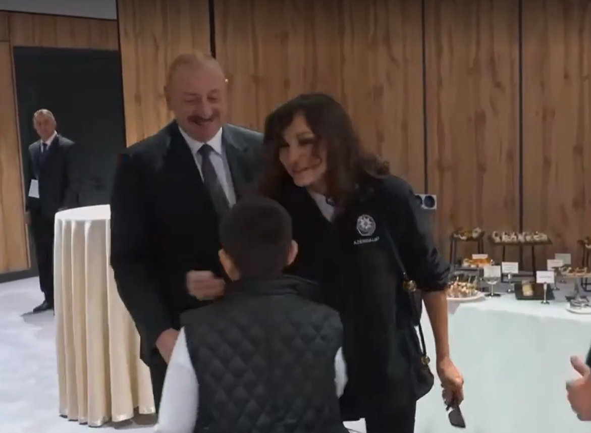 İlham Əliyev və xanımı Gəncədə şəhid övladları ilə görüşüblər - Video