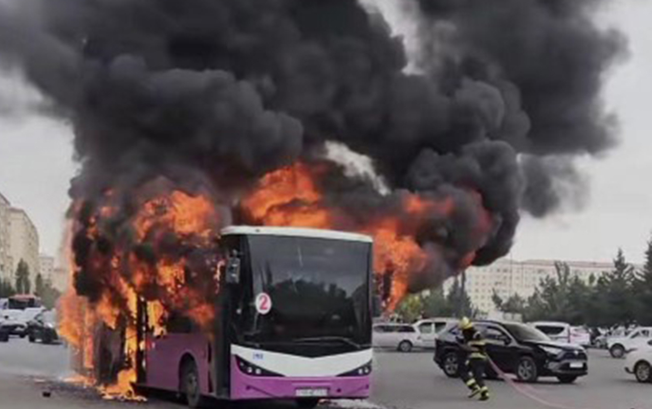 Sumqayıtda marşrut avtobusu yanır - Video