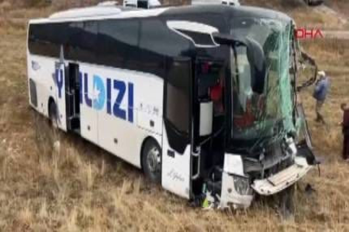 Türkiyədə TIR-la avtobus toqquşub, 20 nəfər yaralanıb