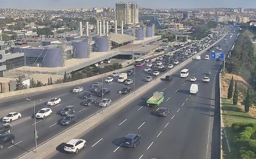 Bakının bir sıra yollarında tıxac yaranıb