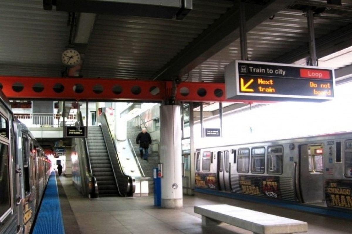 Ağ Ev Çikaqo metrosu üçün 2,1 milyard dolları dondurub