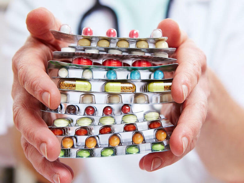 Aptekdə vətəndaşa vaxtı keçmiş vitamin satılıb? - VİDEO