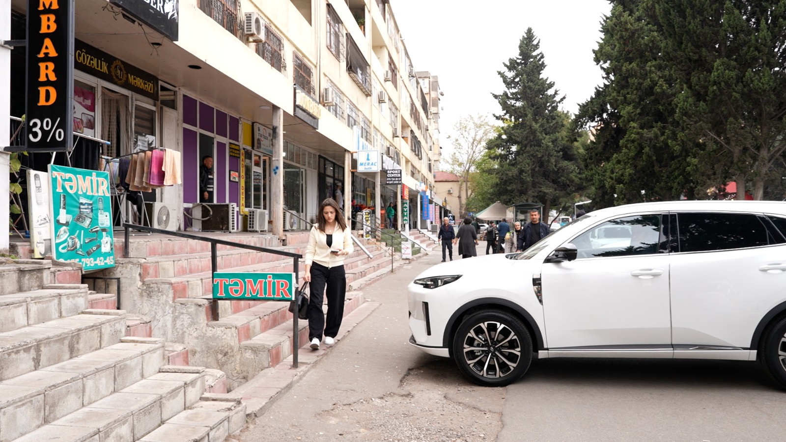 Polisdən piyadaların hərəkətinə çətinlik yaradan sürücülərə MÜRACİƏT