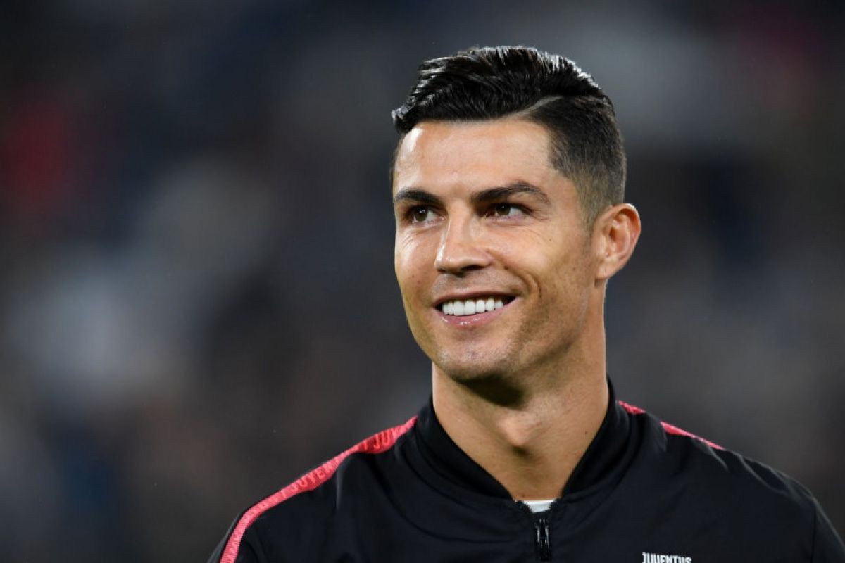 Ronaldo ilk milyarder futbolçu oldu