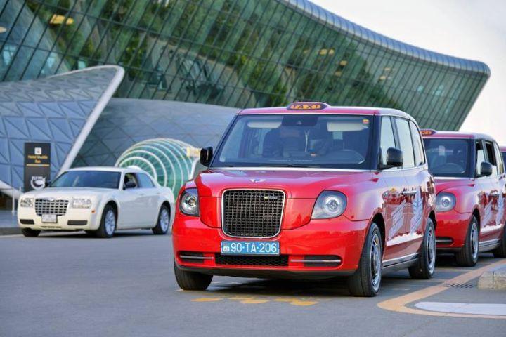 Vətəndaşlar aeroportda taksi və avtobus tapmır - VİDEO