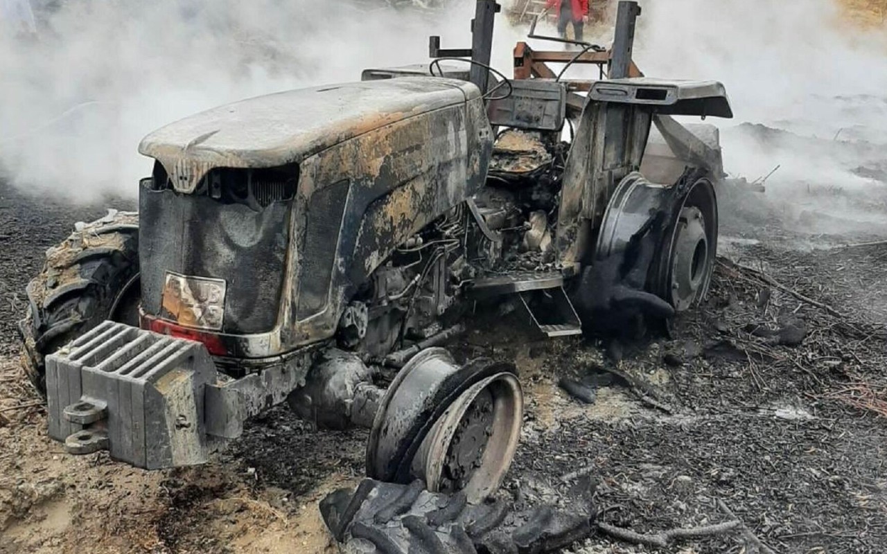 Biləsuvarda pambıqla dolu traktor yandı