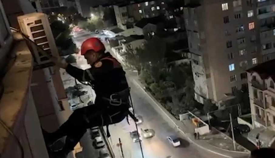 Bakıda mənzildə köməksiz vəziyyətdə qalan şəxslər xilas edilib