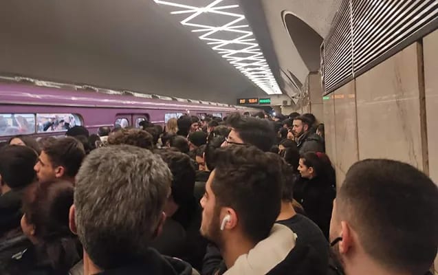 Metroda növbəti problem - Qatar tuneldə qaldı