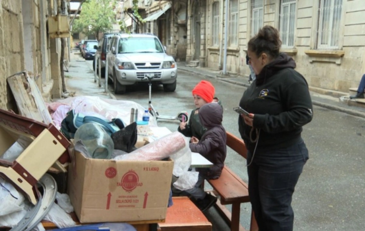 Bakıda ailə evindən çıxarıldı: Övladları küçədə dərs oxuyurlar