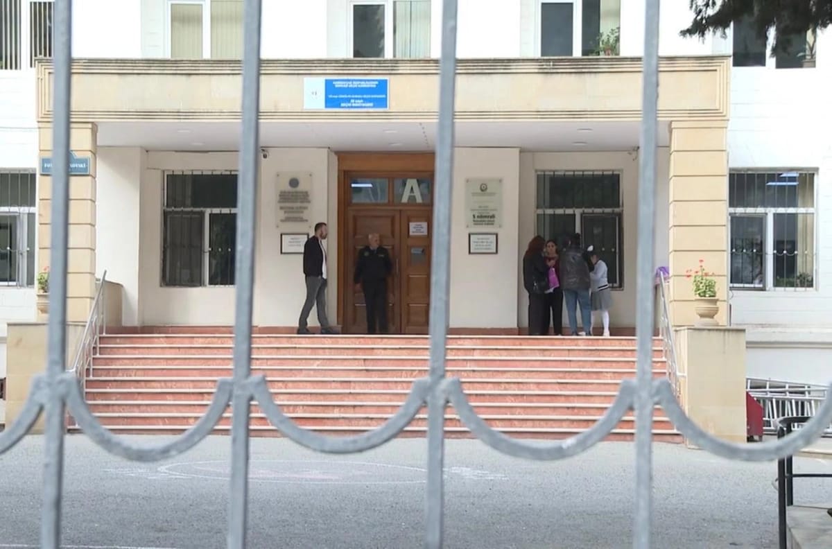 Görmə məhdudiyyəti olan şagird məktəbin pəncərəsindən yıxıldı - VİDEO