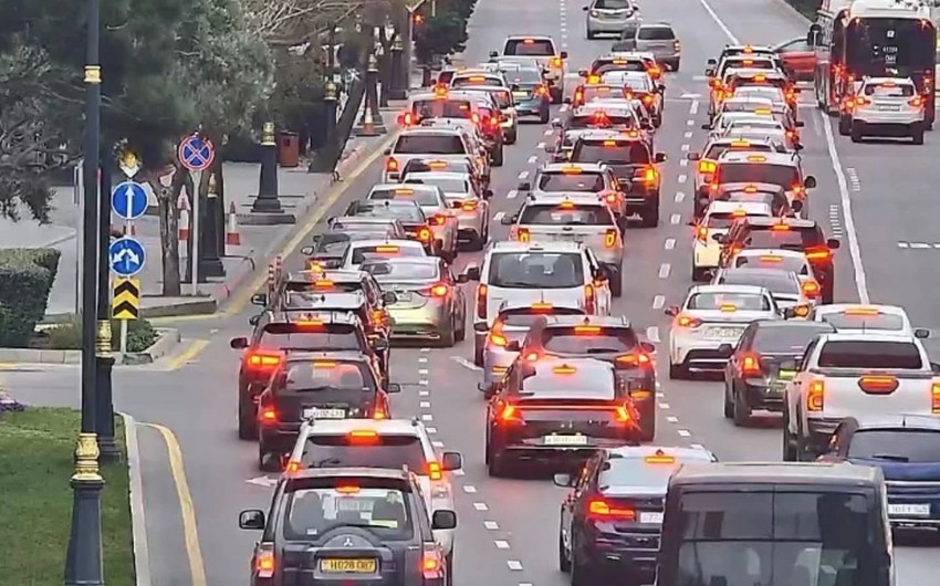 Bakının bir sıra yollarında nəqliyyatın sıxlığı yaranıb